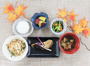 【いい日本食の日】山菜おこわ・鰆のゴマ風味焼き・さつま芋の甘露煮・小松菜の生姜和え・根菜汁・軽羹