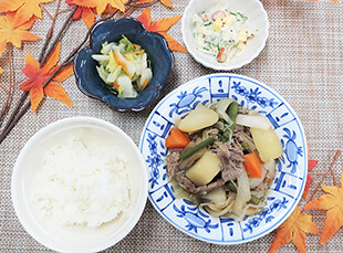 【通常食】ご飯・肉じゃが（牛）・白菜のゆず和え・ウインナーマスタードサラダ