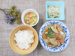 【通常食】ご飯・八宝菜（豚）・中華風酢の物・中華スープ