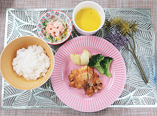 【通常食】ご飯・タンドリーチキン・キャベツとエビのサラダ・カボチャスープ